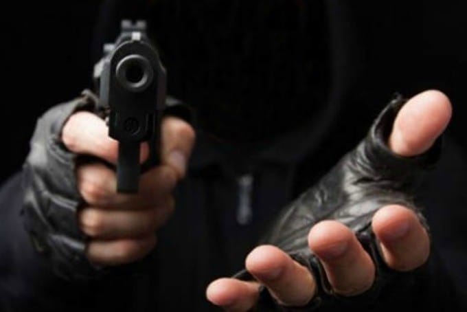 Hombre de 71 años mata a delincuente que entró a su casa tras quitarle su arma