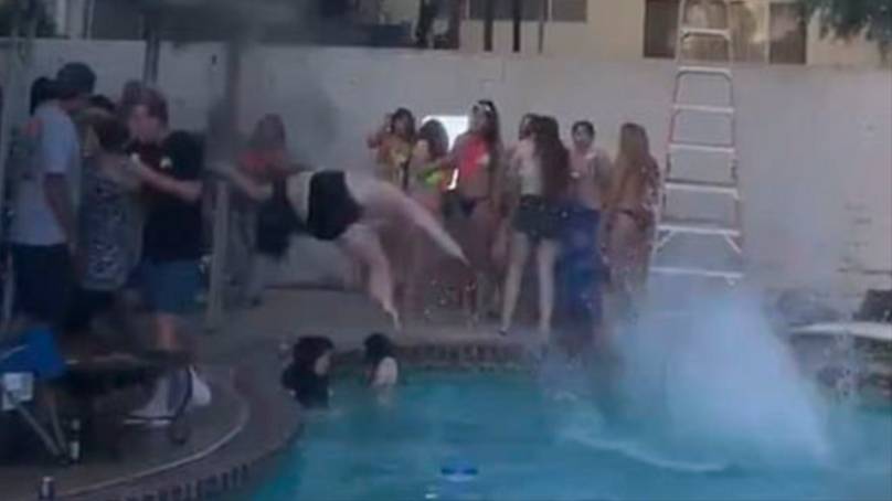 Mujer intenta saltar desde azotea hasta una piscina y termina en grave accidente