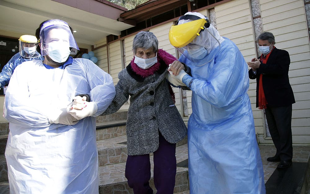 Inspirador: 9 adultas mayores del Biobío regresan a residencia tras recuperarse de Covid-19
