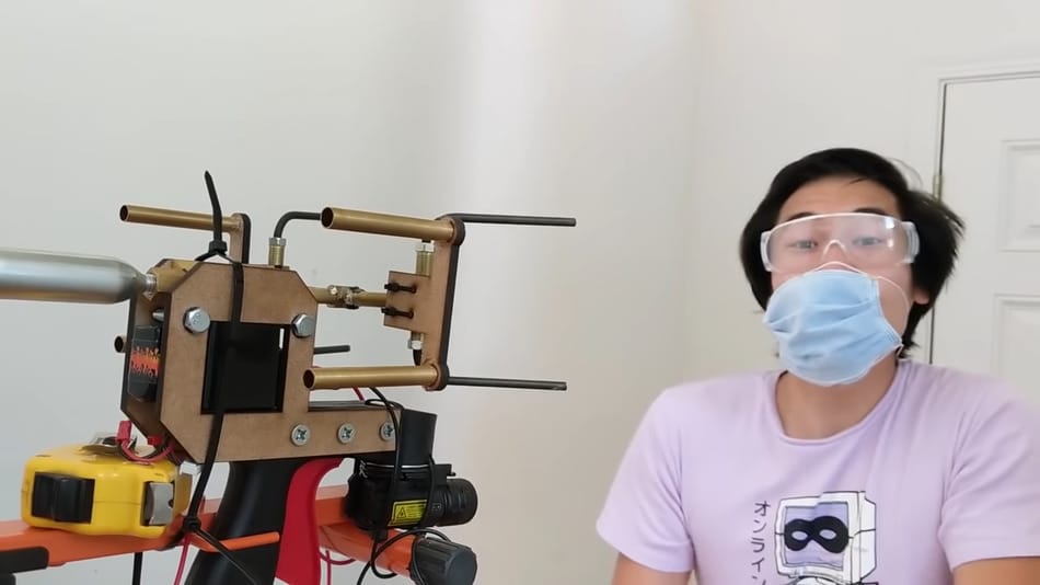 Youtuber crea pistola que dispara mascarillas a la cara de las personas