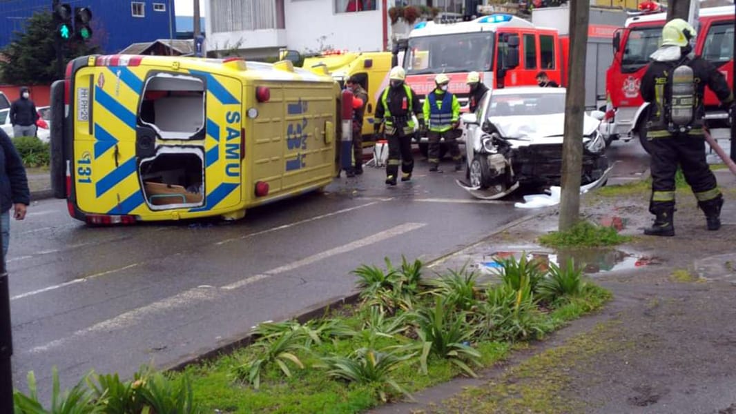 Ambulancia sufrió colisión y se volcó: se dirigía a una emergencia en Concepción