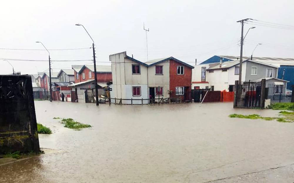 Intensa lluvia en Lebu deja al menos 5 casas anegadas y calles totalmente inundadas