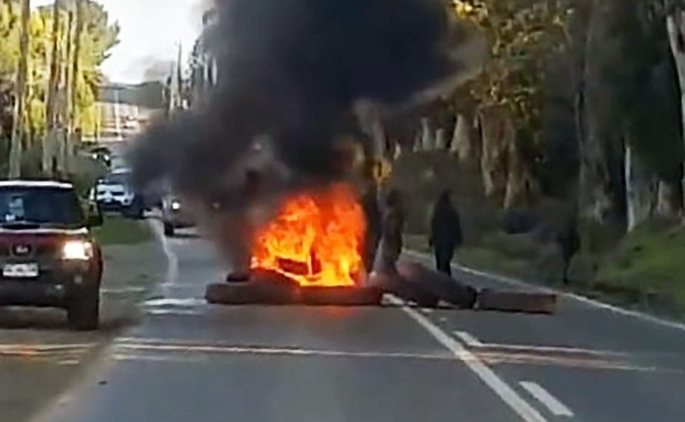 Encapuchados bloquean accesos a Cañete con barricadas incendiarias