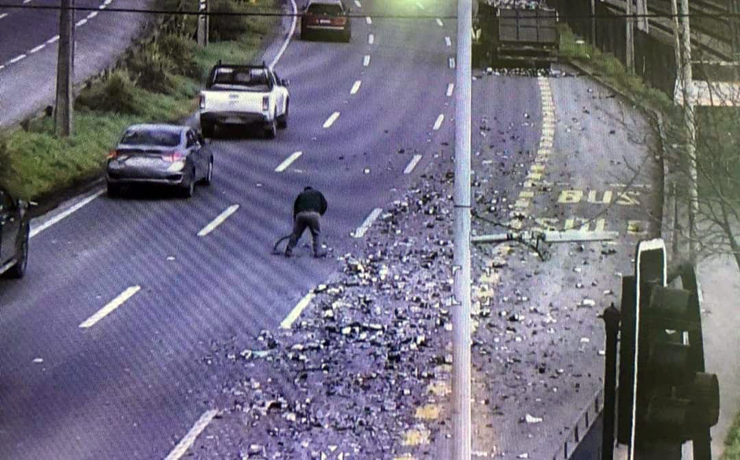 Camión que transportaba vidrio perdió carga en la Ruta 160 y generó congestión en San Pedro de la Paz