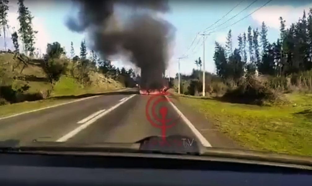 Camión repartidor terminó incendiado en medio de la ruta que une Cañete con Tirúa