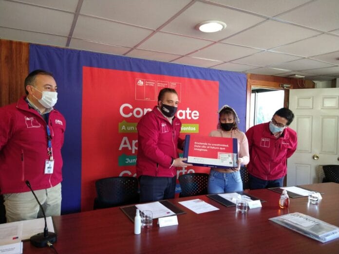 Adultos que completan estudios recibirán computadores con internet en Biobío