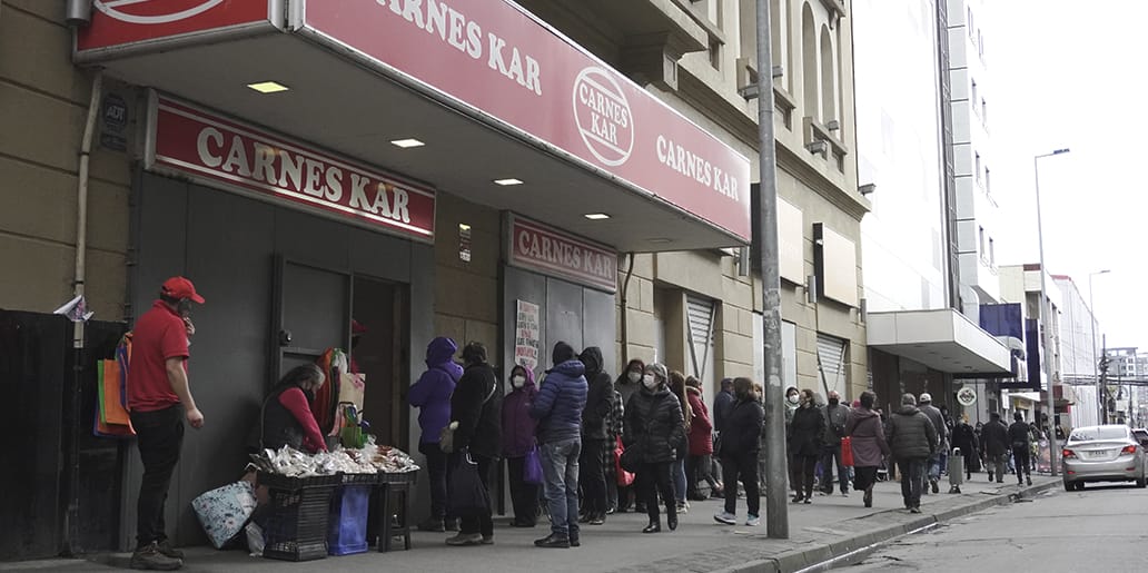 Filas en supermercados y carnicerías se registran en Concepción y Talcahuano previo a confinamiento total