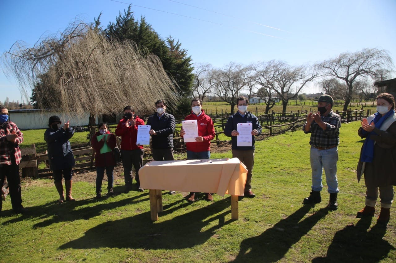 Pequeños agricultores del Biobío podrán regularizar sus terrenos tras convenio