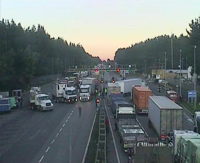 Camioneros cortan la Ruta 5 Sur en el Biobío: piden seguridad en tramo hacia la Araucanía