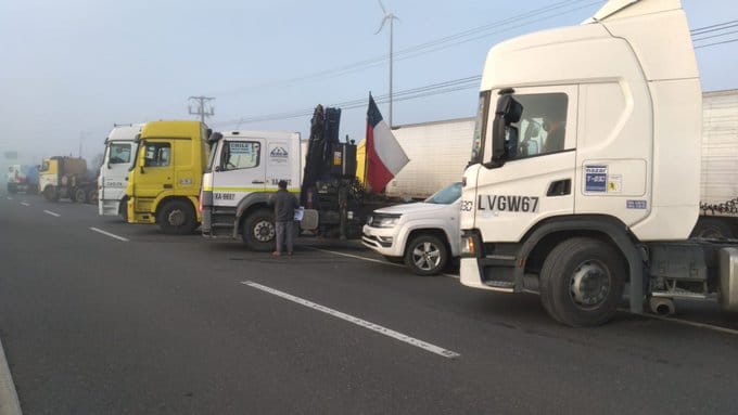 Con caravanas y cortes parciales de ruta comenzó el paro de camioneros en el Biobío