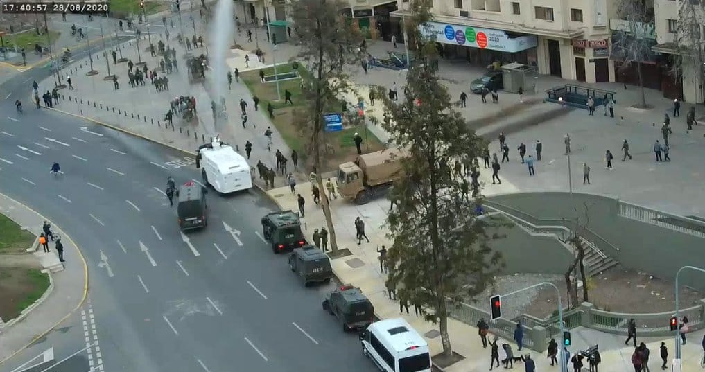 Lanzaaguas y detenciones: Carabineros dispersó manifestación en Plaza Italia