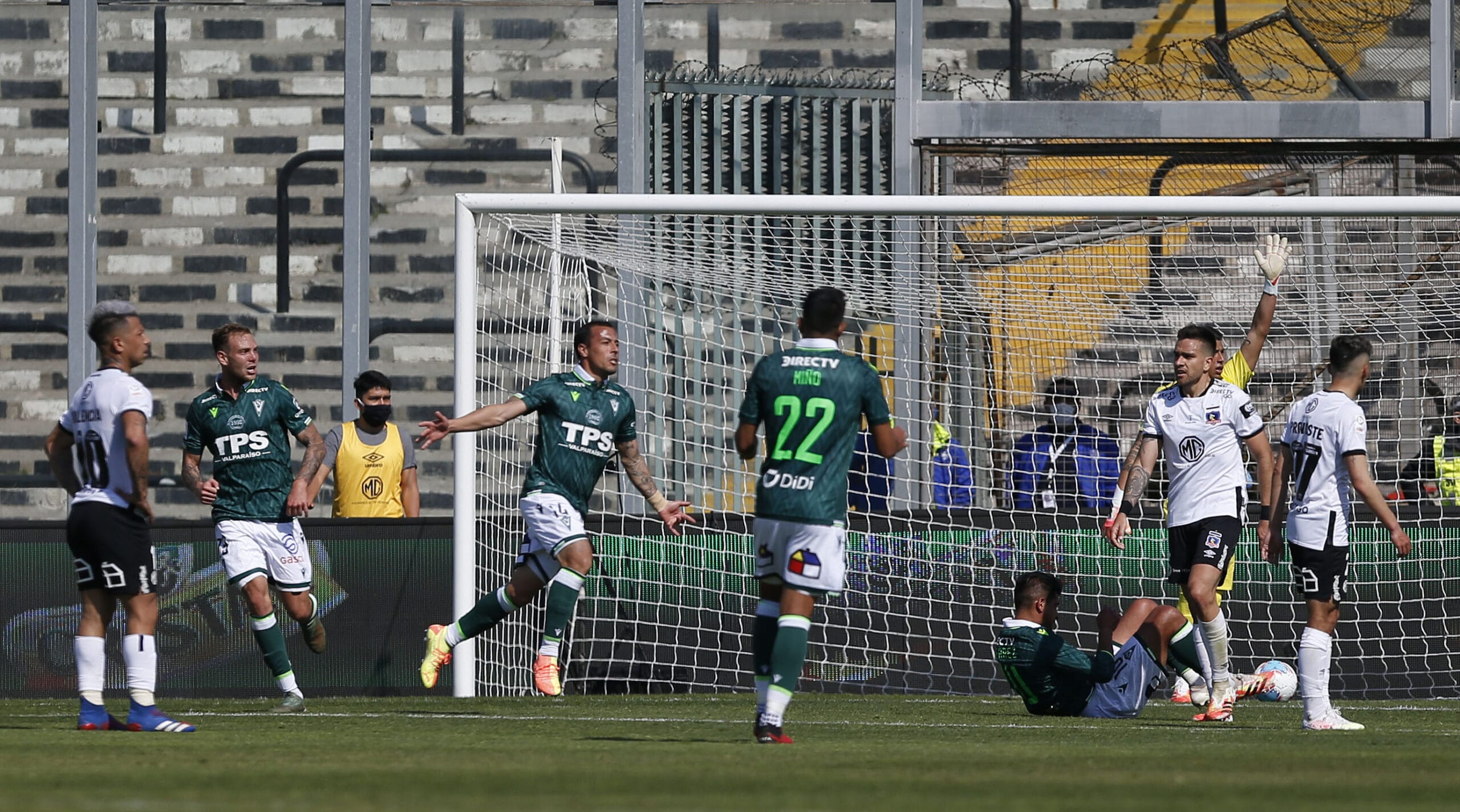 Santiago Wanderers se impuso a Colo Colo en el retorno del fútbol nacional