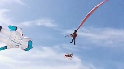 Registran impactante momento en que una niña de 3 años sale volando con una comenta