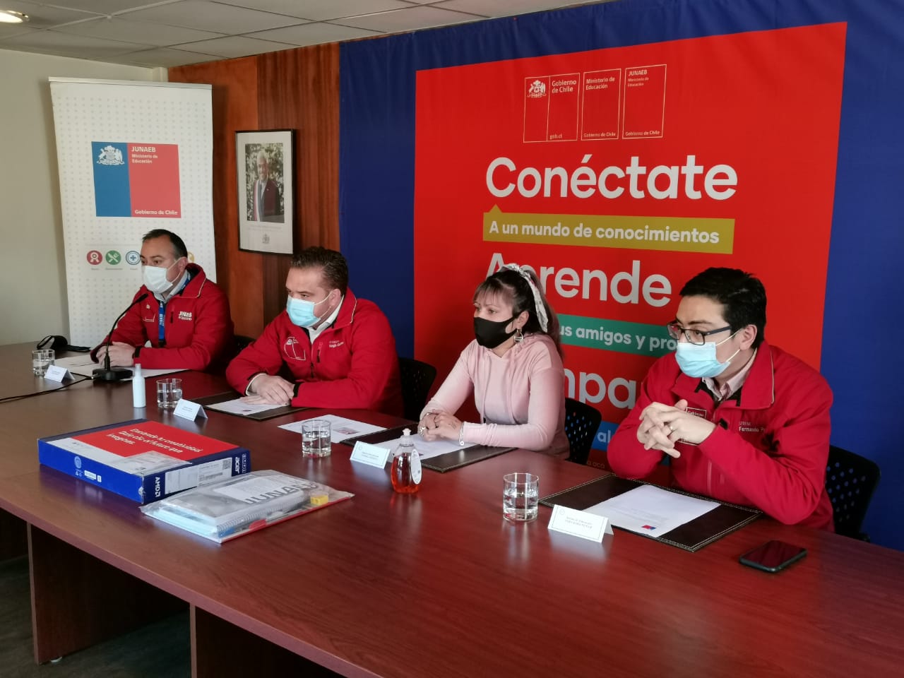 Adultos que continúan con sus estudios de enseñanza básica recibieron computadores