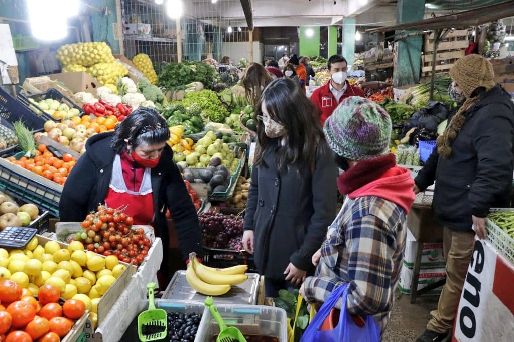 Entregan recomendaciones en ferias libres para cuidado de alimentos ante la pandemia
