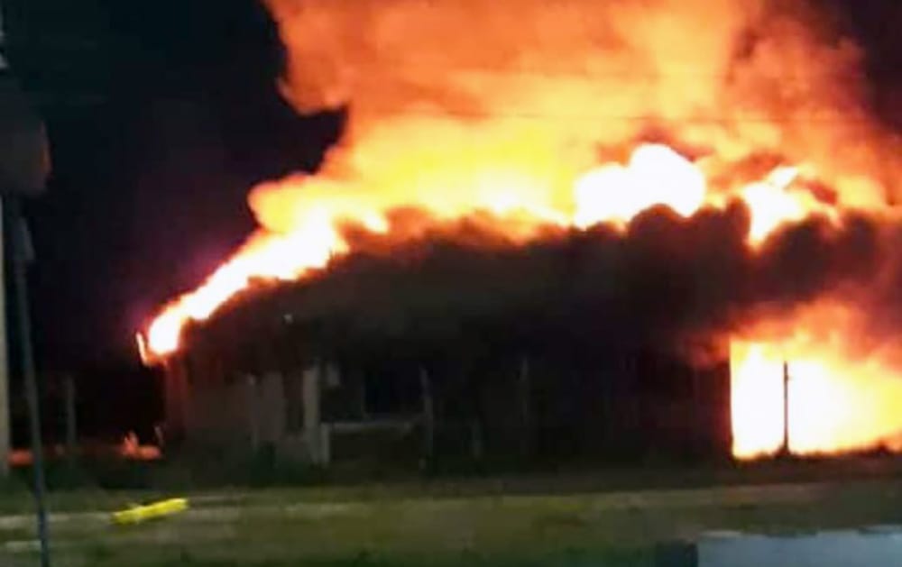 Desconocidos incendiaron casa patronal en Cañete