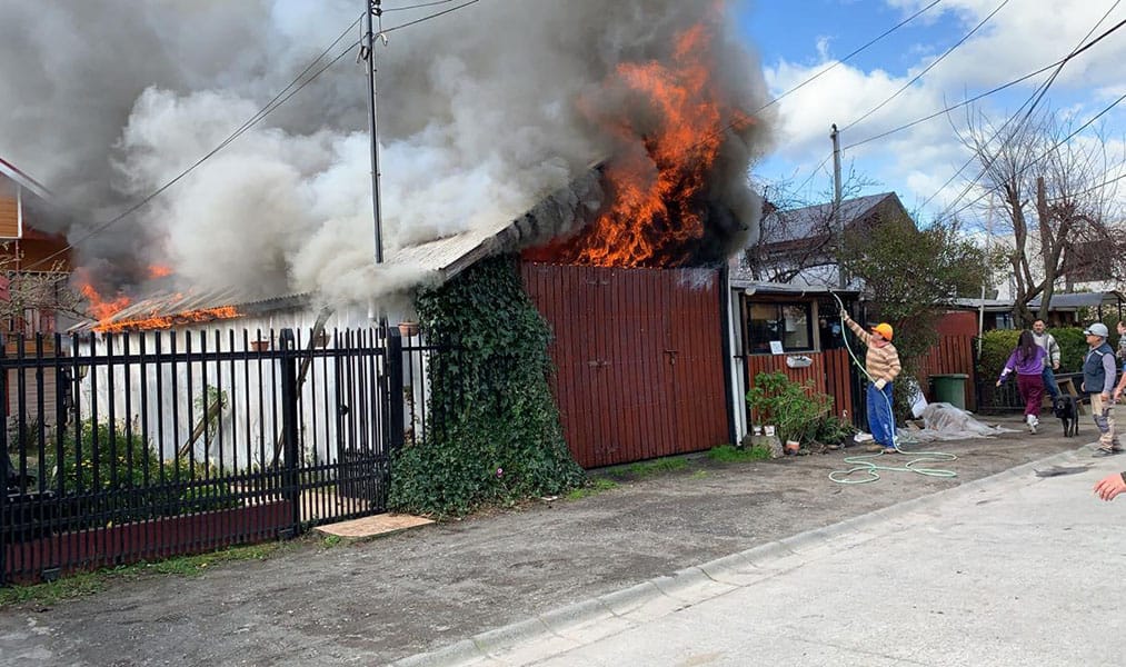 Incendio consume una vivienda en Chiguayante: Fuego amenaza a casas cercanas