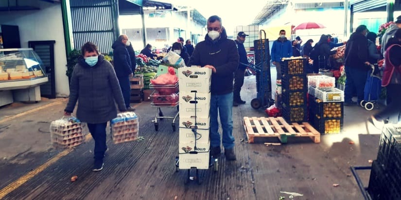 Trabajador que denunció corrupción en Enap Biobío vende frutas para sobrevivir: Dos años después Contraloría le dio la razón