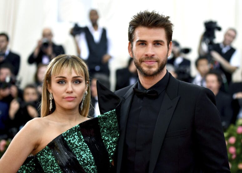 Miley Cyrus revela que su primer encuentro sexual fue con dos chicas