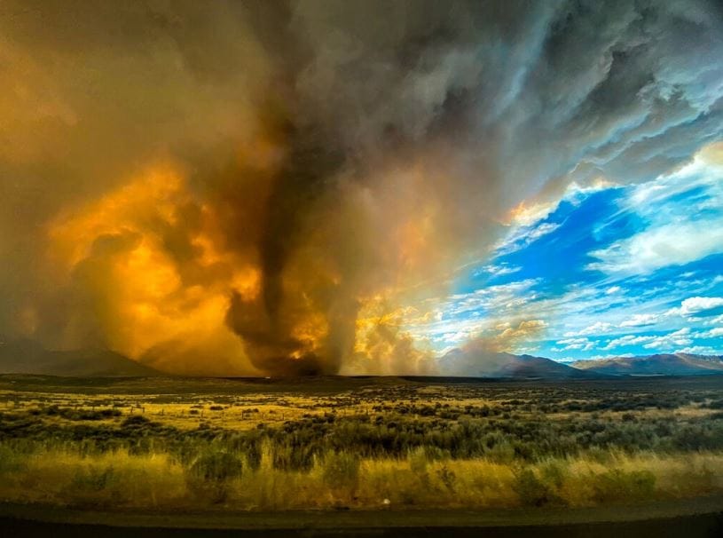Reportan increíbles imágenes de tornados de fuego desde un incendio forestal en el norte de California