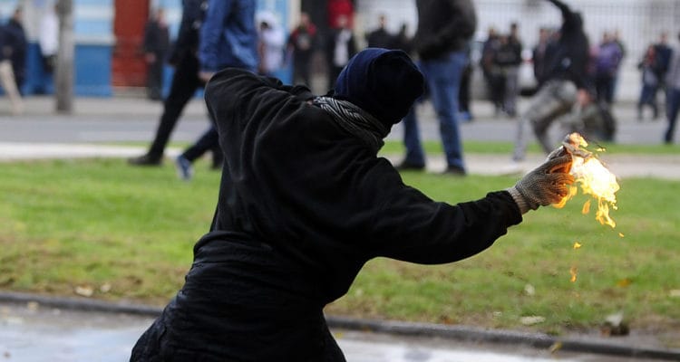 Declaran culpable a imputado por lanzar molotov en protestas: Fiscalía pide 20 años de cárcel