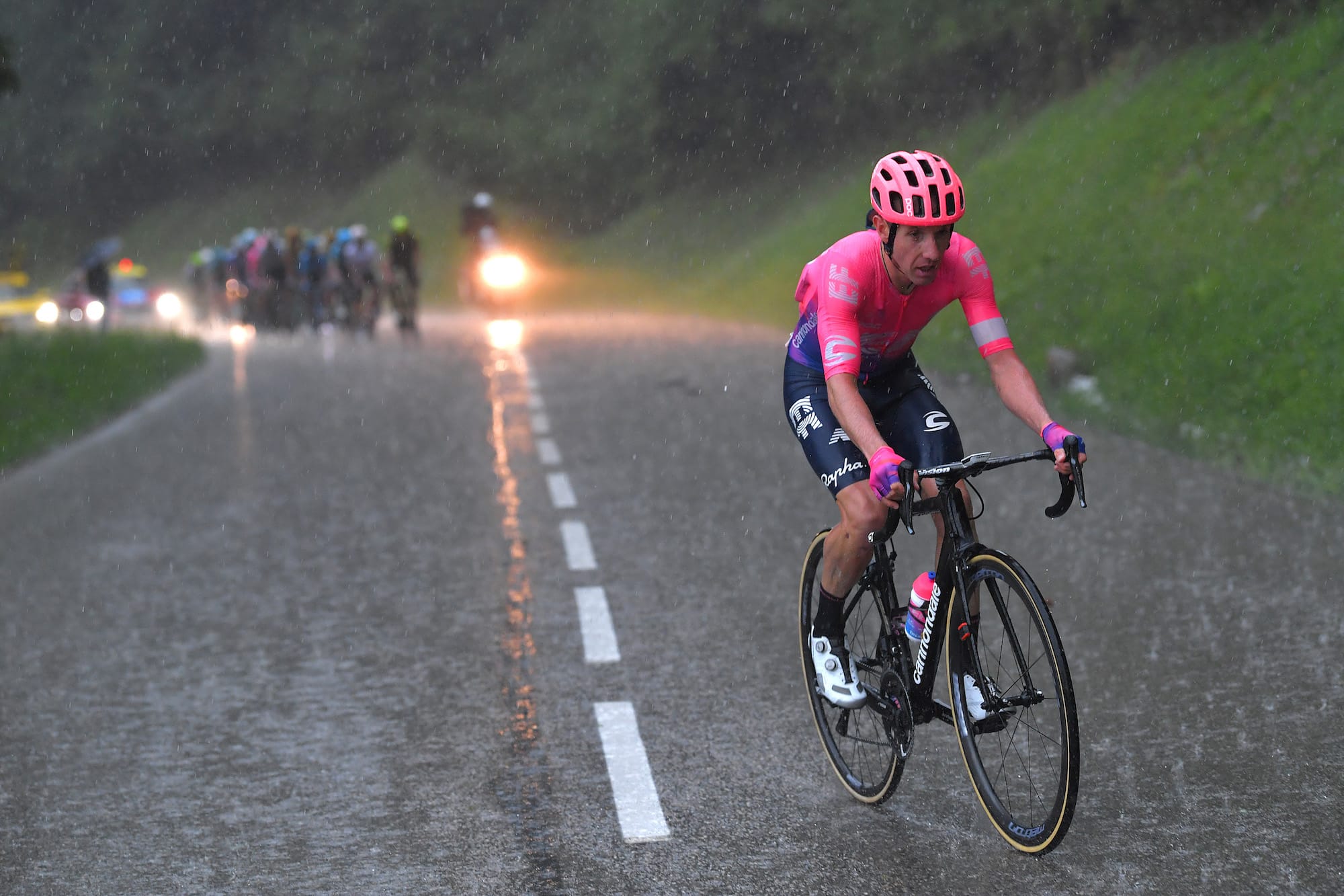 Ciclista muestra su espalda después de atravesar una tormenta de granizo