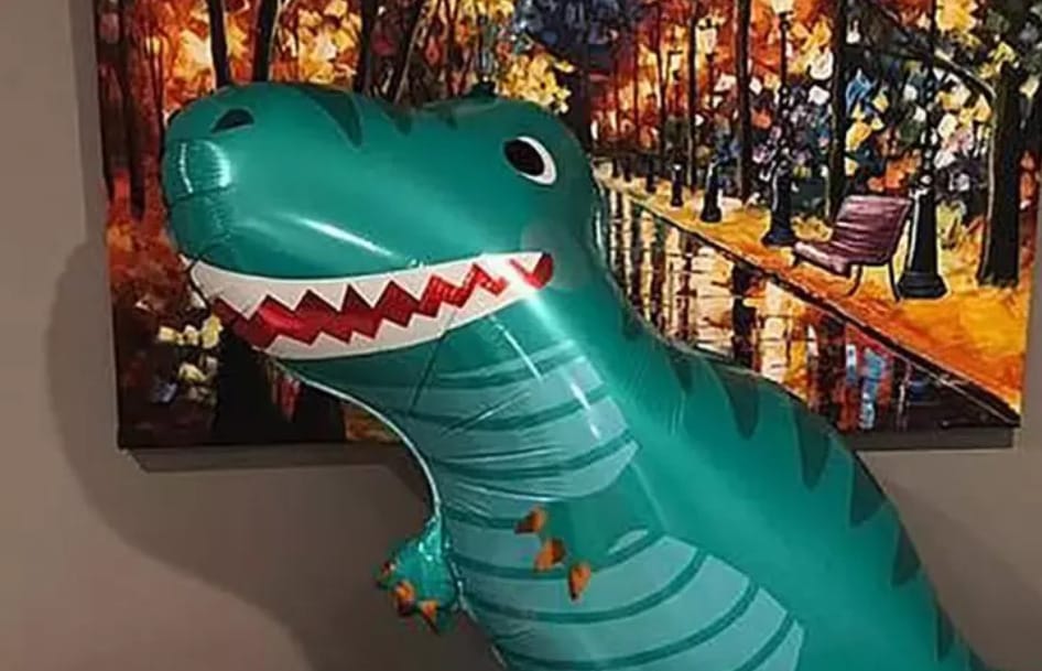 Madre se horrorizó al descubrir ‘genitales’ en un dinosaurio inflable que compró para el cumpleaños de su hijo