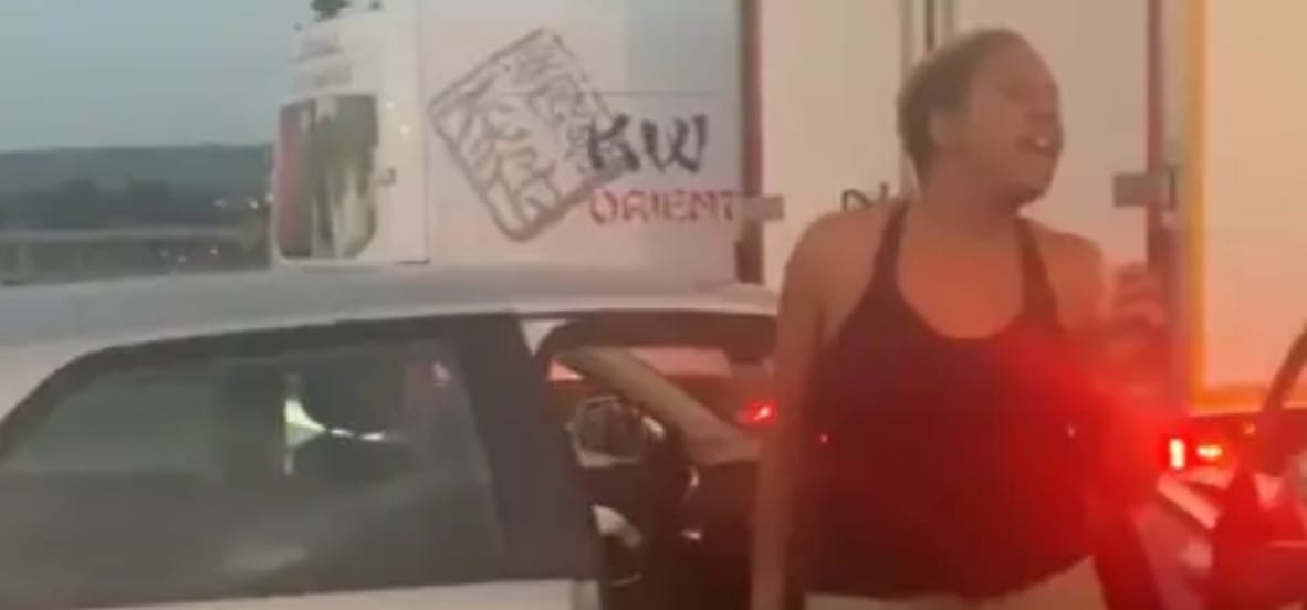 Conductores atrapados en el tráfico convirtieron espera en una fiesta de karaoke