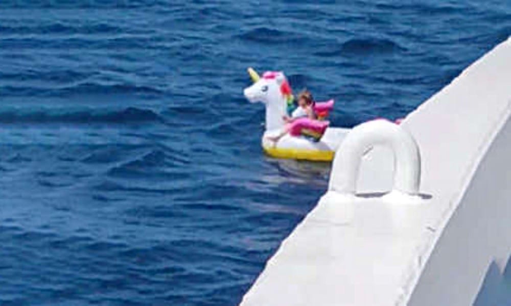 Niña quedó a la deriva en el mar a bordo de flotador de unicornio: barco la rescató