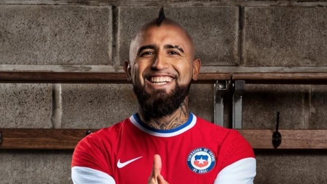 Con mangas blancas: lanzan nueva camiseta de la selección chilena