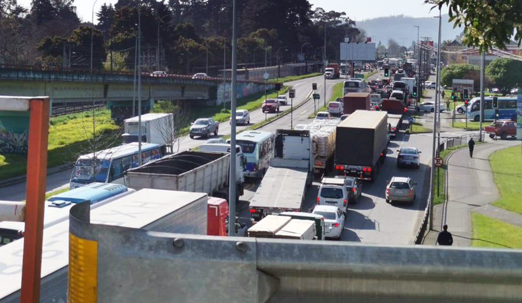 Se registra alta congestión en accesos a puentes sobre el Río Biobío por nuevos controles sanitarios