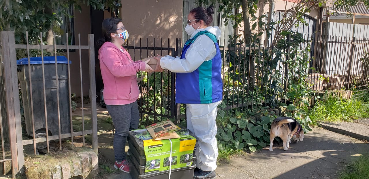 Penquistas reciben en su casa composteras para reducir generación de residuos
