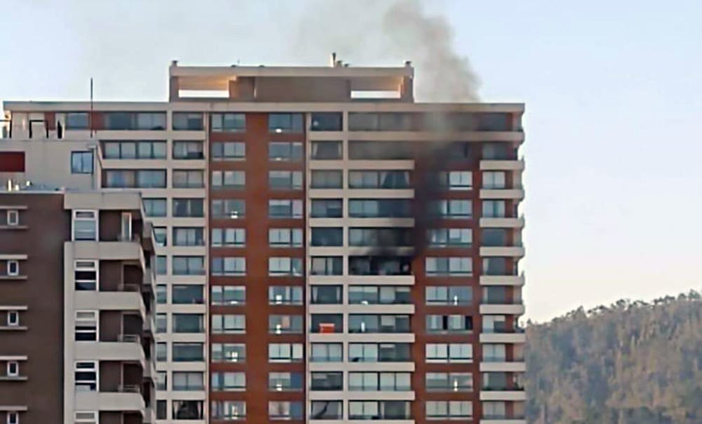 Incendio en piso 15 en el centro de Concepción movilizó a personal de emergencias