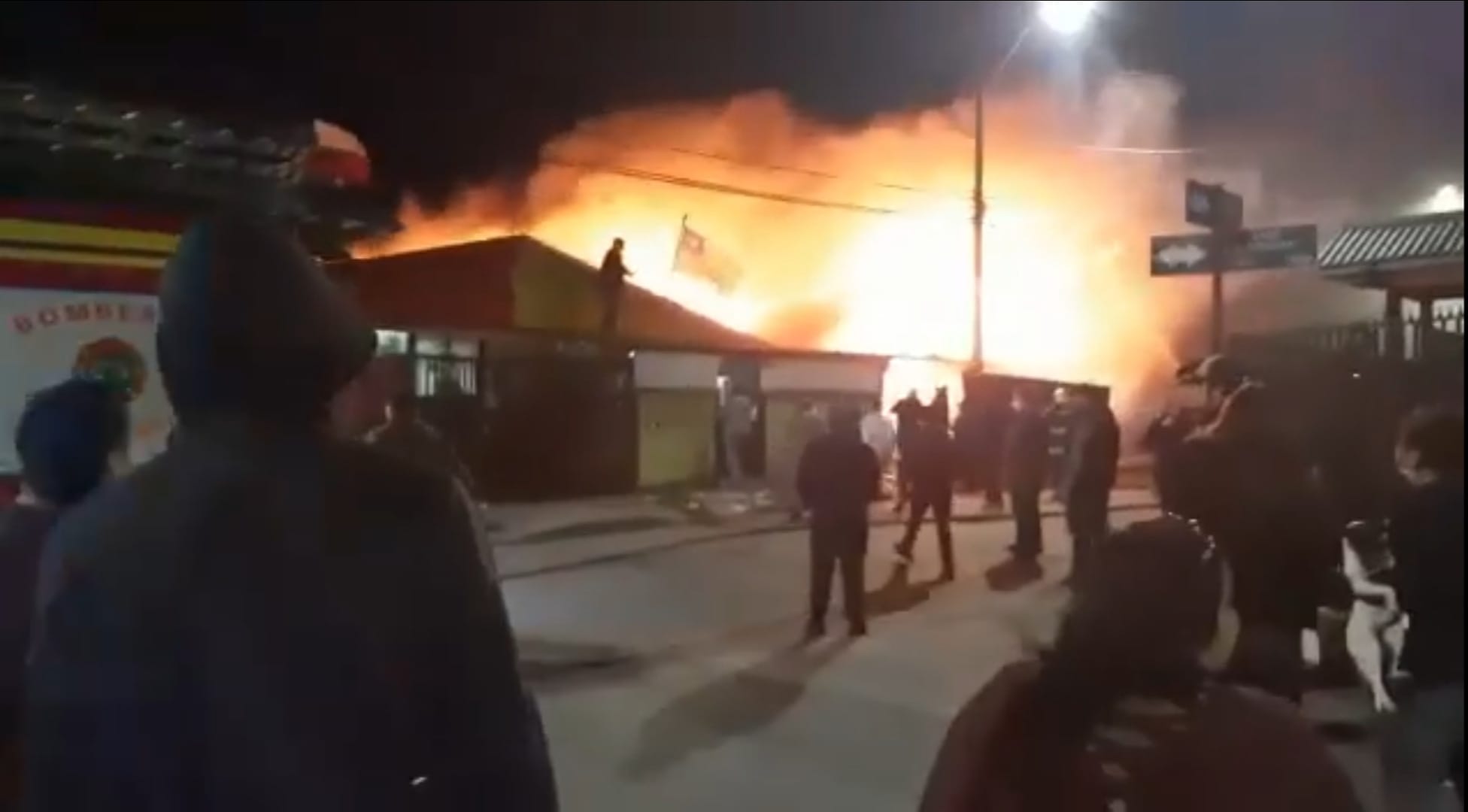 Incendio consumió cuatro viviendas en Los Ángeles durante la noche de este sábado