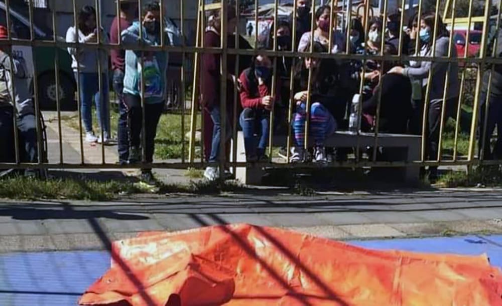 Impacto en Coronel: joven murió cuando practicaba deporte en multicancha