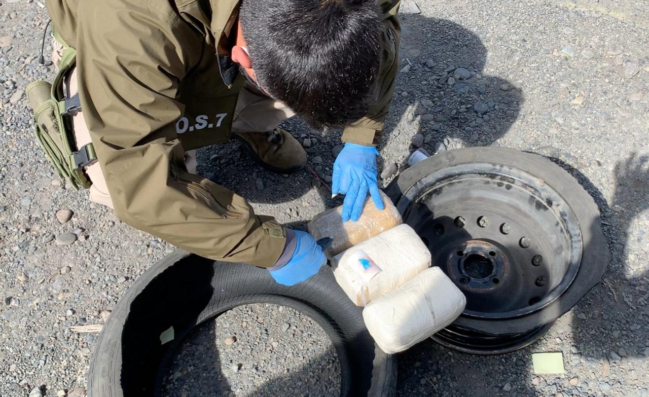 Concepción: Carabineros ayudó a mujer a cambiar rueda y en portamaletas halló 2 kilos de droga