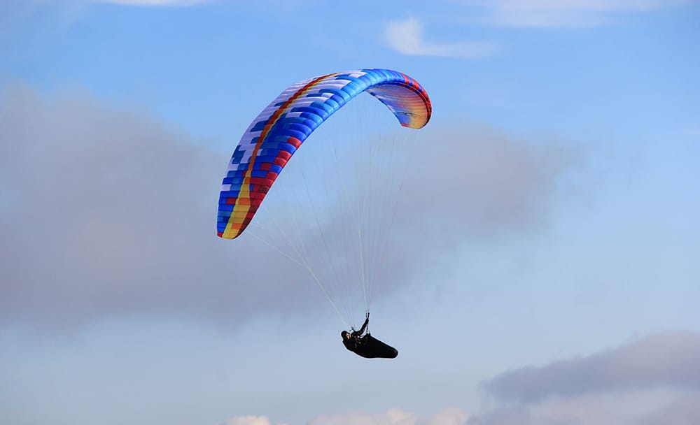 Dos jóvenes cayeron a tierra cuando practicaban parapente en Lebu