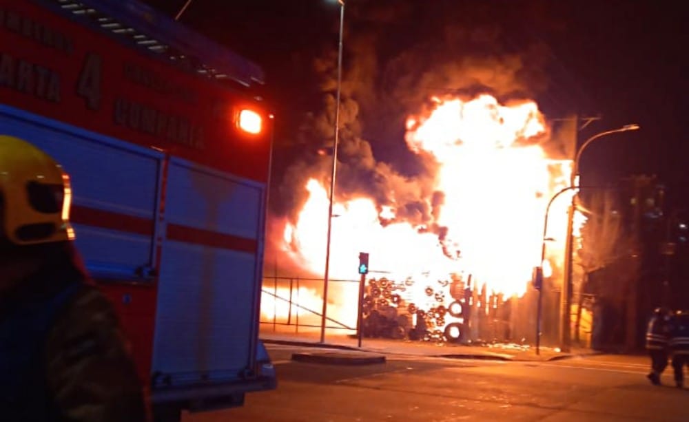 Incendio consumió vulcanización de Paicaví en Concepción