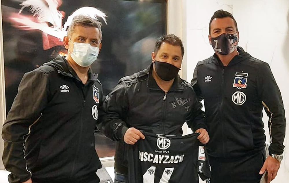 Nueva polémica en Colo Colo: Paredes rompió protocolo sanitario por visita de “Grillito” Biscayzacú