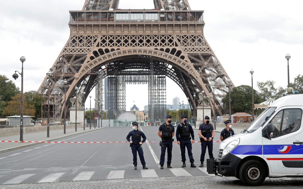 Evacuan Torre Eiffel por amenaza de bomba