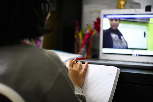 Profesora con Covid-19 fallece durante una clase online