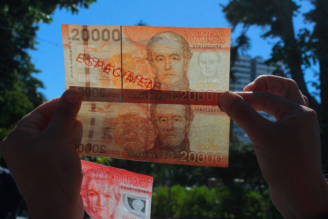 ¿Cómo detectar los billetes falsos?: “Toque, mire e incline”