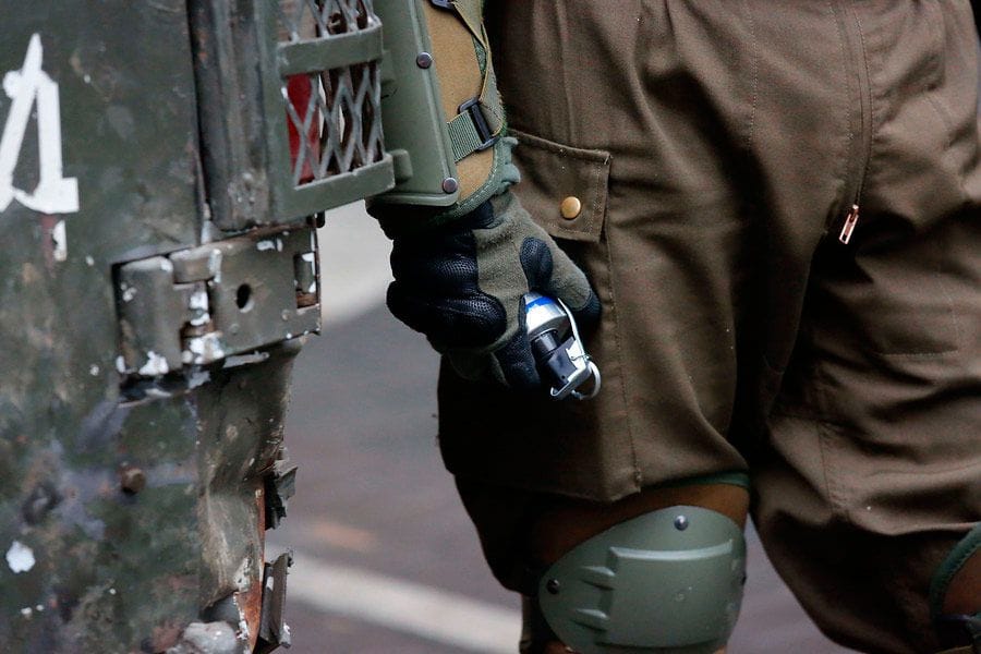 Menor de 14 años resulta herido por impacto de bomba lacrimógena de Carabineros