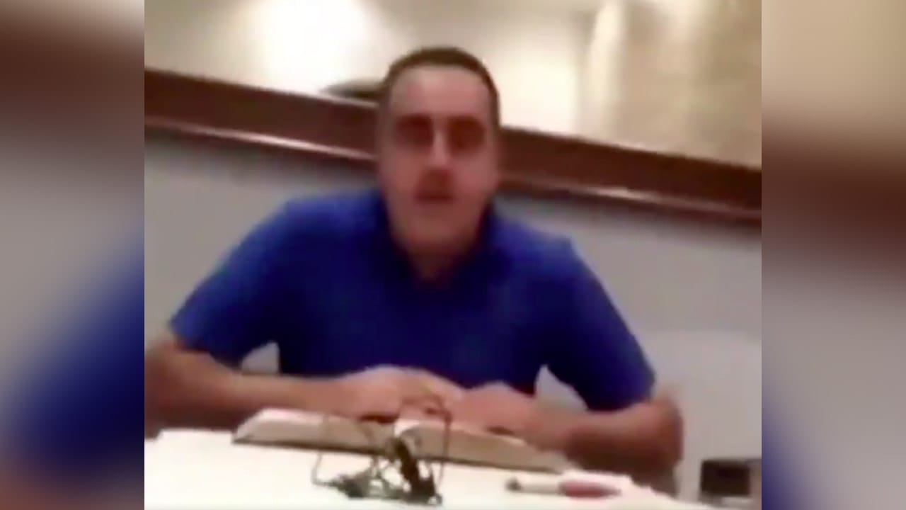 “Acepten la paz”: Pastor evangélico fue descubierto golpeando a su esposa durante transmisión en vivo