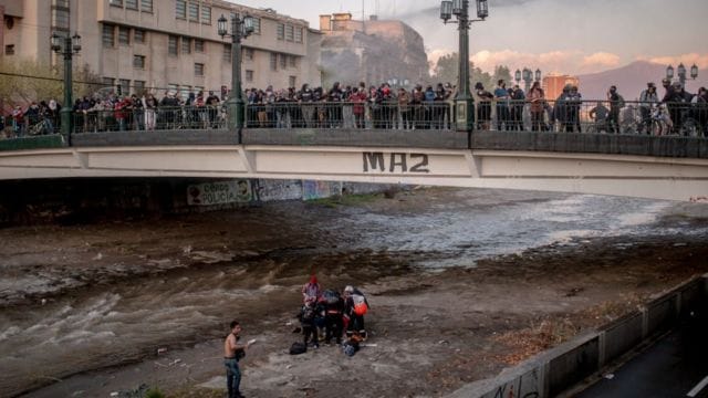 Joven empujado al Mapocho evoluciona favorablemente tras intervención en ambas muñecas
