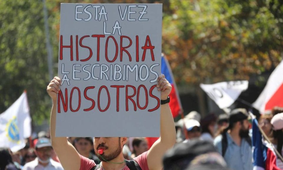 Presentan proyecto que evitaría que políticos de Gobierno y parlamentarios se presenten como constituyentes