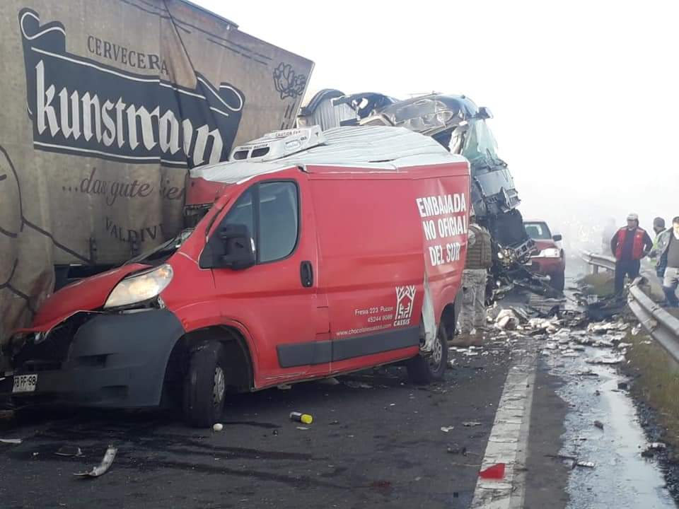 Al menos dos fallecidos y varios heridos dejó colisión múltiple que involucró a 20 vehículos en Victoria