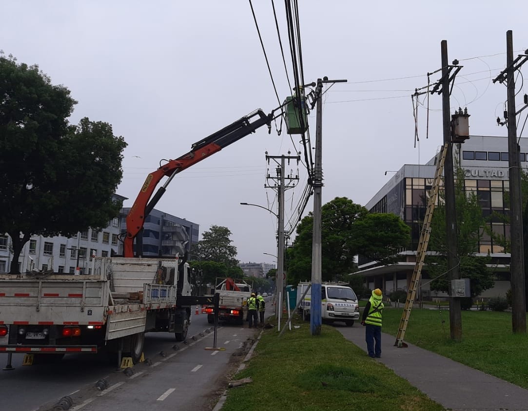 Poste chocado frente a Hospital Regional genera corte de luz en Concepción