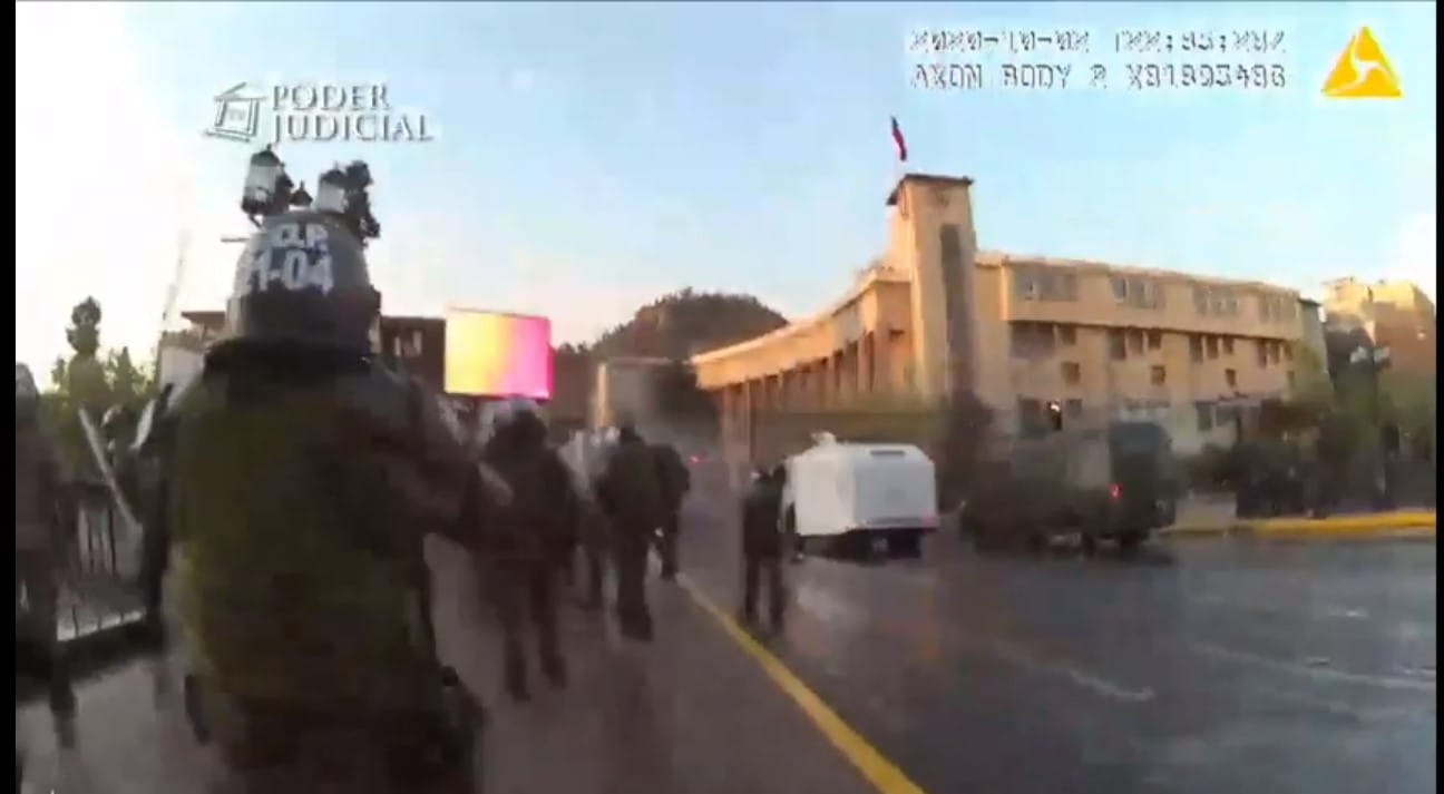 “Se cayó un hueón”: el registro de Carabineros que mostró Fiscalía en audiencia de formalización de carabinero por homicidio frustrado contra joven de 16 años