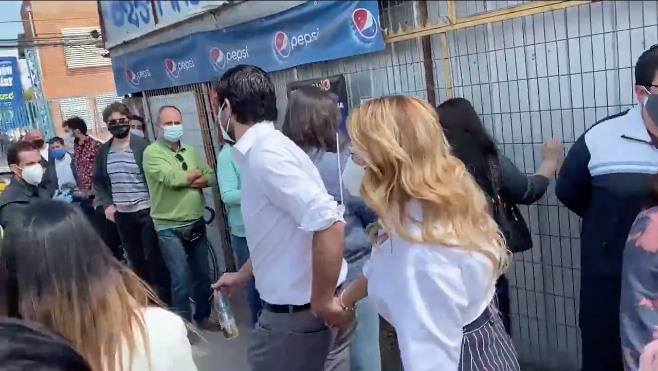 Cathy Barriga y Joaquín Lavín hijo fueron increpados por los vecinos de Maipú al ir a votar